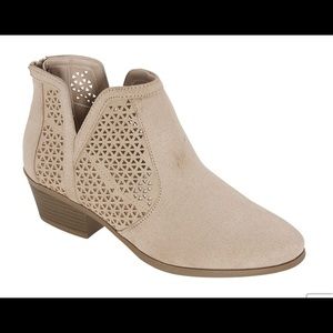 a.n.a. Lakewood Suede Booties in Light Stone and size 6